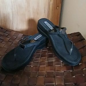 Guess black sandals jean.